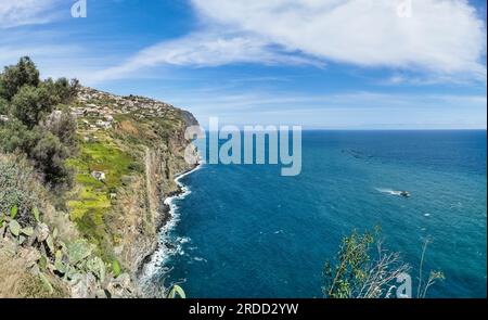 Vista aerea panoramica sulla costa meridionale dell'isola di Madeira, incredibile vista sulle scogliere sull'oceano atlantico, sull'isola di Madeira, Portogallo... Foto Stock