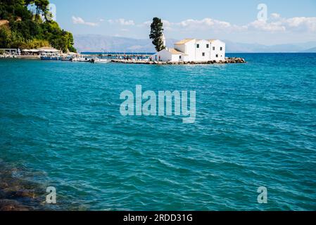 Kerkyra, Grecia - 09 24 2022: Il Mare di Smeraldo, di fronte al Monastero di San Panagia Blachernae. Foto Stock
