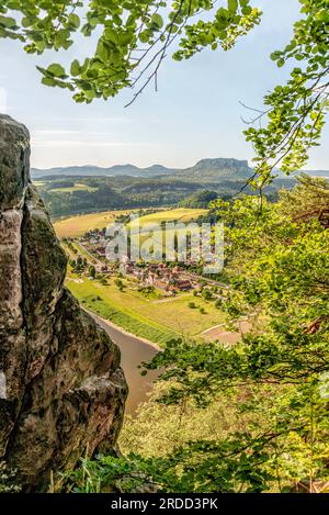 Vista dal Bastei Lookout sulla valle del fiume Elba nella Svizzera sassone in estate, Sassonia, Germania Foto Stock