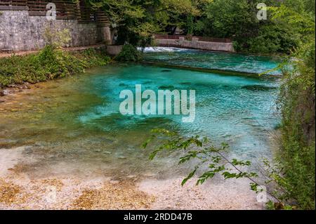 Le sorgenti del fiume Verde rappresentano uno dei più grandi tesori di Fara San Martino. Sono acque limpide e cristalline che nascono su Mo Foto Stock