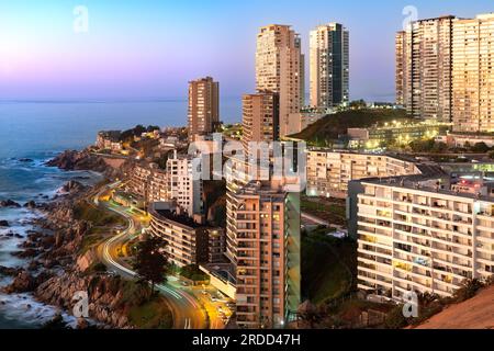 Vista degli edifici di Concon dalle dune di sabbia, Valparaiso Regione, Cile Foto Stock