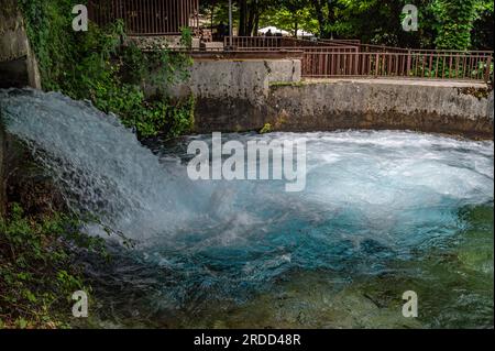 Le sorgenti del fiume Verde rappresentano uno dei più grandi tesori di Fara San Martino. Sono acque limpide e cristalline che nascono su Mo Foto Stock