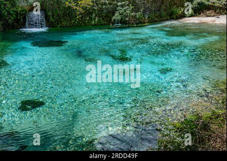 Le sorgenti del fiume Verde rappresentano uno dei più grandi tesori di Fara San Martino. Sono acque limpide e cristalline che nascono su Mo Foto Stock