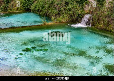 Le sorgenti del fiume Verde rappresentano uno dei più grandi tesori di Fara San Martino. Sono acque limpide e cristalline che nascono su Mo Foto Stock