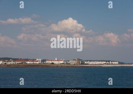 Fronte mare e spiaggia del centro di Porthcawl in un caldo pomeriggio estivo Foto Stock