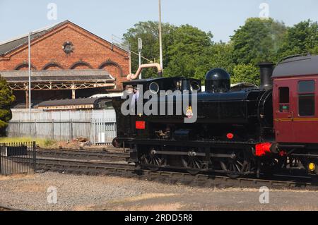 7714 in tempo di guerra arriva il nero che trasporta pullman a Kidderminster sulla ferrovia della Severn Valley Foto Stock