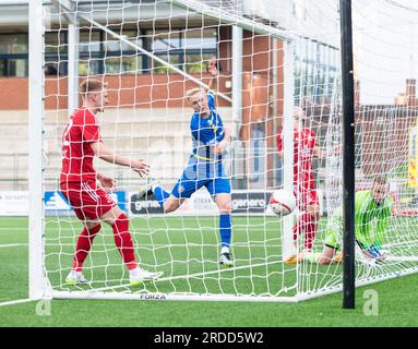 Park Hall, Oswestry, Shropshire, Inghilterra, 20 luglio 2023. Daníel Hafsteinsson di KA Akureyri segna il gol aperto della partita durante il Quay Nomads Football Club V Knattspyrnufélag Akureyrar/ KA Akureyri nella UEFA Europa Conference League nel primo turno di qualificazione della stagione 2023/2024, al Park Hall. (Immagine di credito: ©Cody Froggatt/Alamy Live News) Foto Stock