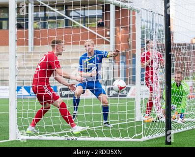 Park Hall, Oswestry, Shropshire, Inghilterra, 20 luglio 2023. Daníel Hafsteinsson di KA Akureyri segna il gol aperto della partita durante il Quay Nomads Football Club V Knattspyrnufélag Akureyrar/ KA Akureyri nella UEFA Europa Conference League nel primo turno di qualificazione della stagione 2023/2024, al Park Hall. (Immagine di credito: ©Cody Froggatt/Alamy Live News) Foto Stock