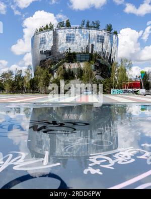 Rotterdam, Paesi Bassi - 2022-05-24: Il deposito del museo Boijmans van Beuningen famosa architettura di Rotterdam riflessa in una pozzanghera Foto Stock