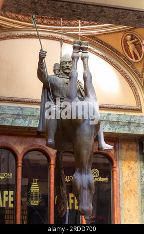 PRAGA, REPUBBLICA CECA, EUROPA - Statua del re Venceslao in sella a un cavallo morto, nel Palazzo Art Nouveau Lucerna. Dell'artitsta David Cerny. Foto Stock