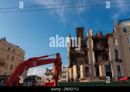 Il Burned Out Royal Albion Hotel sul lungomare di Brighton prima dell'inizio della demolizione - luglio 2023 Foto Stock