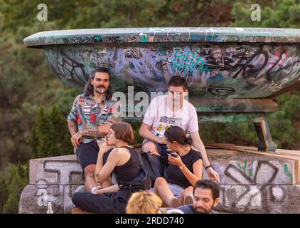 LETNA PARK, PRAGA, REPUBBLICA CECA, EUROPA - i giovani che si incontrano al Metronome nel Letna Park. Foto Stock