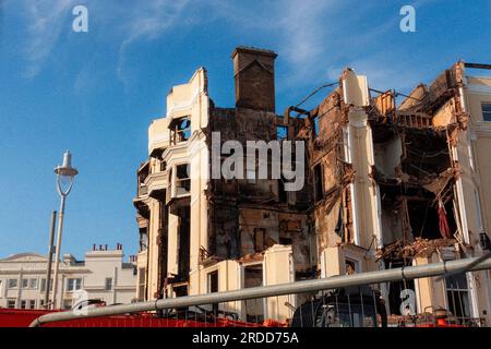 Il Burned Out Royal Albion Hotel sul lungomare di Brighton prima dell'inizio della demolizione - luglio 2023 Foto Stock