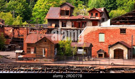 La storica Quincy Smelter di Ripley, Michigan, è inattiva. Gli edifici abbandonati invecchiano esposti alle intemperie. Foto Stock