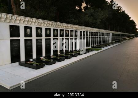 Baku, Azerbaigian - 26 giugno 2023: Un suggestivo scatto del vicolo dei martiri situato accanto al memoriale della fiamma eterna a Baku. Foto Stock