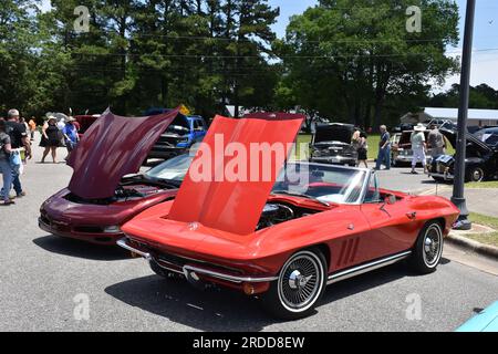 Una Chevrolet Corvette Convertibile C2 rossa del 1965 in mostra a un salone automobilistico. Foto Stock