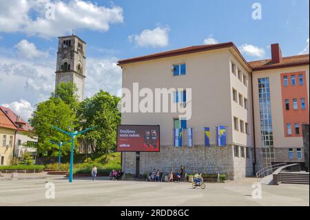 Panorama del centro di Bihac e di St Anthony's Church Tower Foto Stock