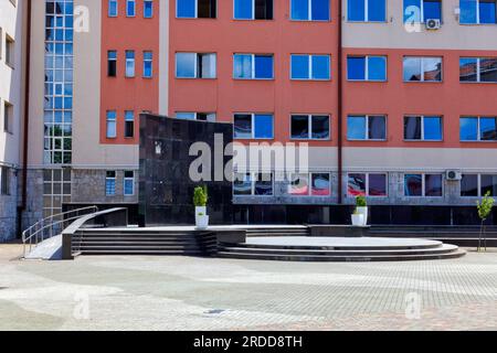 Monumento in pietra nera nel cuore della città di Bihac Foto Stock