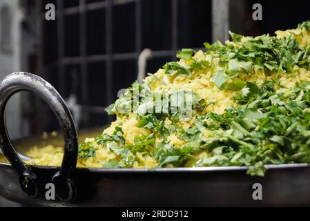 Spuntino indiano Poha a base di riso battuto. Poha Jalebi (cucina indiana) dal negozio di tapri indiani. Copia spazio. Messa a fuoco selettiva. Foto Stock