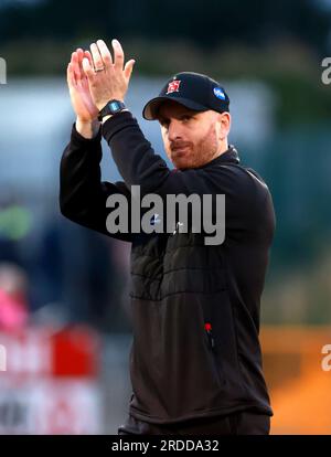 Il manager di Dundalk Stephen o'Donnell applaude i tifosi al termine del primo turno di qualificazione della UEFA Europa Conference League, partita di andata e ritorno a Oriel Park, Dundalk. Data foto: Giovedì 20 luglio 2023. Foto Stock