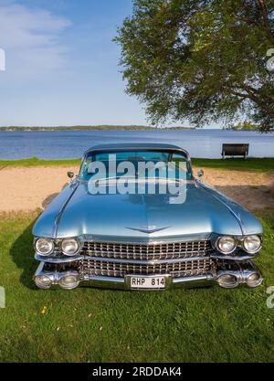 Amal, Svezia - 25 maggio 2023: Una Cadillac Eldorado, una vecchia auto americana splendidamente conservata sul lago Vanern in Svezia Foto Stock