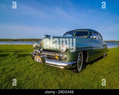 Amal, Svezia - 25 maggio 2023: Una vecchia auto americana Mercury splendidamente conservata sul lago di Vanern in Svezia Foto Stock