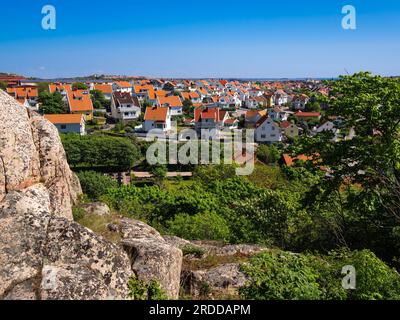 Una vista sulla città svedese di Kungshamn, una località nella provincia svedese di Vastra Gotalands lan e la storica provincia di Bohuslan su un penino Foto Stock