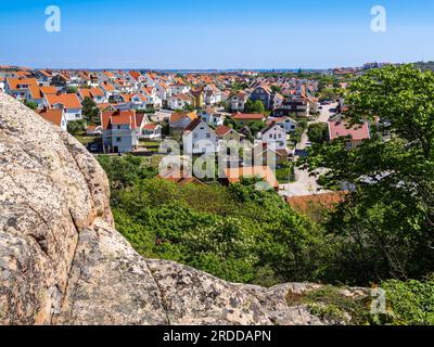 Una vista sulla città svedese di Kungshamn, una località nella provincia svedese di Vastra Gotalands lan e la storica provincia di Bohuslan su un penino Foto Stock