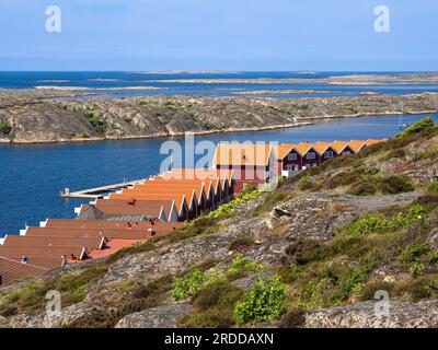 Case in legno rosse svedesi con vista sull'arcipelago di Kungshamn, una località nella provincia svedese di Vastra Gotalands lan e lo storico pro Foto Stock