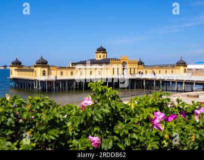 Famoso bagno storico - kallbadhuset - a Varberg in Svezia , edificio iconico in Svezia, regione di Halland , città di Varberg. Bagno freddo in mare per Foto Stock