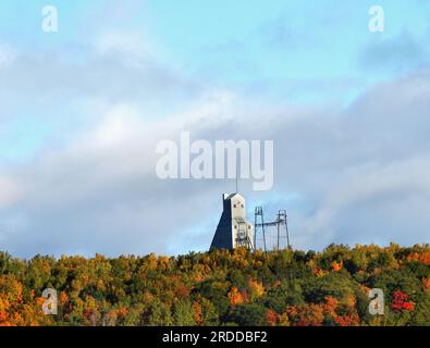 Quincy Hill è ricoperta di colori autunnali e la Quincy Mine Shaft domina la collina. Quincy Shaft fa parte del Keweenaw National Historical Park e dell'HIS Foto Stock