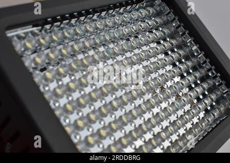 Ingrandisci un pannello di piccole luci LED, rivelando il loro design elegante e la capacità di illuminazione accurata. Foto Stock