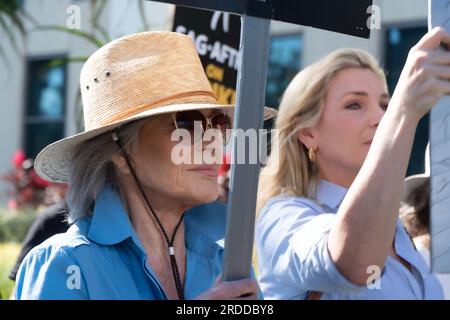 West Hollywood, California, USA. 20 luglio 2023. Jane fonda marcia con le altre star Grace e Frankie durante il picchetto SAG-AFTRA/WGA fuori Netflix a West Hollywood. (Immagine di credito: © Jake Lee Green/ZUMA Press Wire) SOLO USO EDITORIALE! Non per USO commerciale! Foto Stock