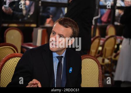 Parigi : Manuel Valls, Emmenuel Macron et Najat Vallaud-Belkacem à la tersasse du café du George V - PARIGI, FRANCIA - 11 NOVEMBRE 2015 Foto Stock