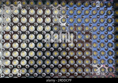 Ingrandire un pannello con le luci LED spente, mostrando il risparmio energetico e la durata di questi dispositivi. Foto Stock