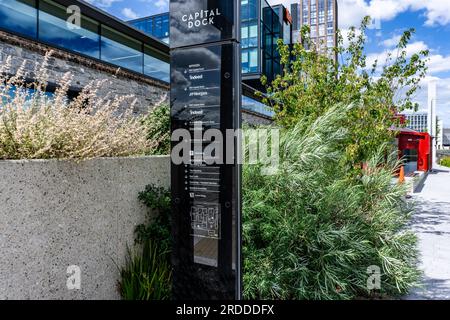 Cartellonistica per aziende con sede a Capital Dock, uno sviluppo misto di uffici e appartamenti a 22 piani a Sir John Rogersons Quay, Dublino, Irlanda. Foto Stock