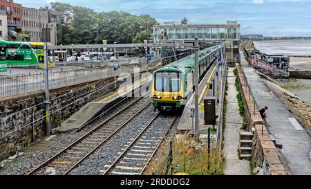 Un treno leggero Dart si fermò a Blackrock, stazione ferroviaria di Dublino, Irlanda. Foto Stock