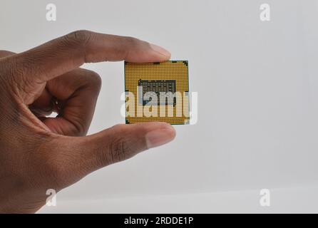 Concetto tecnologico esemplificato da un primo piano di una mano che tiene un processore all'avanguardia. Foto Stock