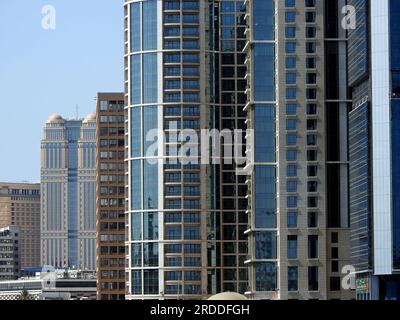 Cairo, Egitto, giugno 29 2023: Edifici alti e moderni grattacieli sulla costa del fiume Nilo d'Egitto, il Cairo, centro città, alta architettura moderna Foto Stock