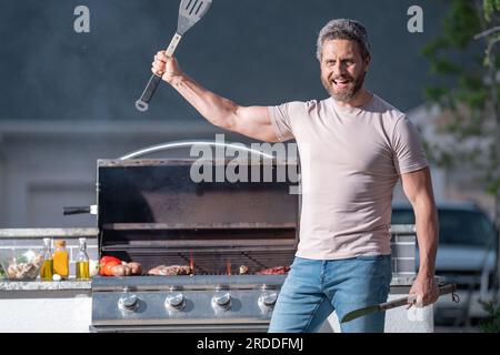 foto dell'uomo cuoco al barbecue e grill in grembiule, banner. cuoco l'uomo  al barbecue e alla griglia Foto stock - Alamy