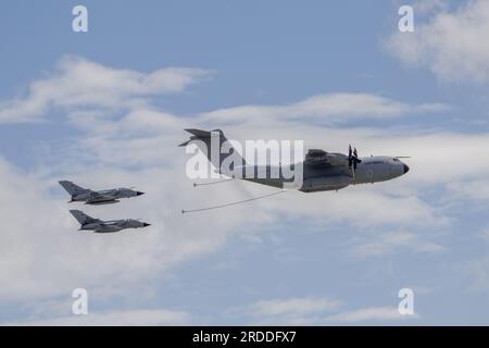 Airbus A400M & Tornados della Luftwaffe eseguono una dimostrazione di rifornimento aereo al Royal International Air Tattoo Fairford 2023 Foto Stock