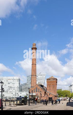 Liverpool, regno unito, 16 maggio 2023 l'antico edificio della Pumphouse in basso vicino ai moli del fiume Mersey nella città di Liverpool. Foto Stock