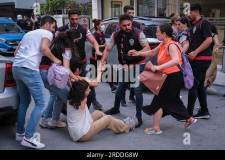 Gli agenti di polizia arrestano un attivista durante la commemorazione. Il 20 luglio 2015, l'ISIS ha sferrato un attentato suicida contro molte persone che stavano andando a portare giocattoli a Kobane nel quartiere Suruj di 'Anll'urfa. Durante l'ottava commemorazione, la polizia è intervenuta nelle organizzazioni giovanili di fronte al Centro culturale Alsancak Türkan Saylan. 13 persone sono state arrestate. Dopo la detenzione, i chiodi di garofano sono stati lasciati in mare per le 33 persone che hanno perso la vita nel massacro. Foto Stock
