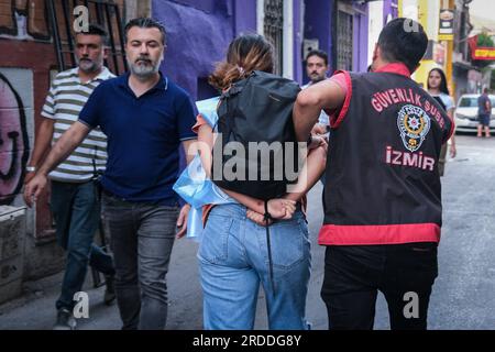 Gli agenti di polizia arrestano un attivista durante la commemorazione. Il 20 luglio 2015, l'ISIS ha sferrato un attentato suicida contro molte persone che stavano andando a portare giocattoli a Kobane nel quartiere Suruj di 'Anll'urfa. Durante l'ottava commemorazione, la polizia è intervenuta nelle organizzazioni giovanili di fronte al Centro culturale Alsancak Türkan Saylan. 13 persone sono state arrestate. Dopo la detenzione, i chiodi di garofano sono stati lasciati in mare per le 33 persone che hanno perso la vita nel massacro. Foto Stock