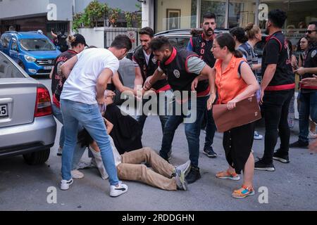 Izmir, Turchia. 20 luglio 2023. Gli agenti di polizia arrestano un attivista durante la commemorazione. Il 20 luglio 2015, l'ISIS ha sferrato un attentato suicida contro molte persone che stavano andando a portare giocattoli a Kobane nel quartiere Suruj di 'Anll'urfa. Durante l'ottava commemorazione, la polizia è intervenuta nelle organizzazioni giovanili di fronte al Centro culturale Alsancak Türkan Saylan. 13 persone sono state arrestate. Dopo la detenzione, i chiodi di garofano sono stati lasciati in mare per le 33 persone che hanno perso la vita nel massacro. (Foto di Murat Kocabas/SOPA Images/Sipa USA) credito: SIPA USA/Alamy Live News Foto Stock