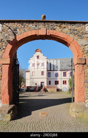 Vista del cortile interno con arco che conduce al castello barocco di Ober-Mörlen, Bad Nauheim, Wetterau, Assia, Germania Foto Stock