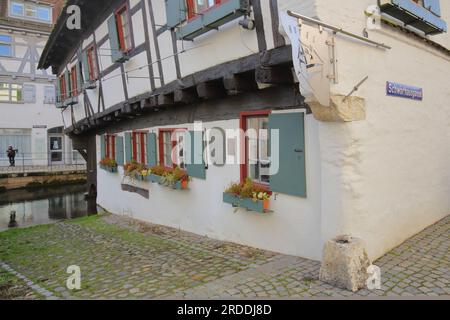 Hotel Schiefes Haus a graticcio presso il Kleine Blau, Fischerviertel, Ulm, Baden-Württemberg, Germania Foto Stock