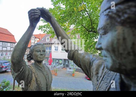 Dettaglio della scultura e monumento al tradizionale festival del costume, Schlitz, Vogelsberg, Assia, Germania Foto Stock