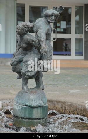 Scultura Dancing Peasant Couple di Waldemar Grizmek 1980 basata su un modello di Albrecht Dürer, Stiftsplatz, Kaiserslautern, Renania-Palatinato, GE Foto Stock