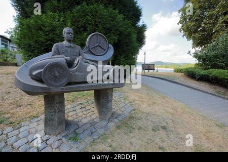 Monumento al pilota Mercedes Rudolf Caracciola con la Freccia d'Argento, Remagen, Renania-Palatinato, alta Valle del Medio Reno, Germania Foto Stock